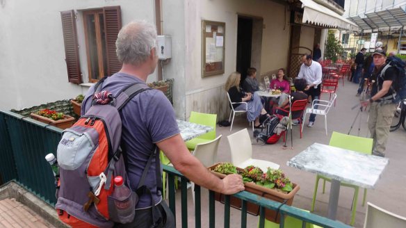 girls drinking coffee correcto