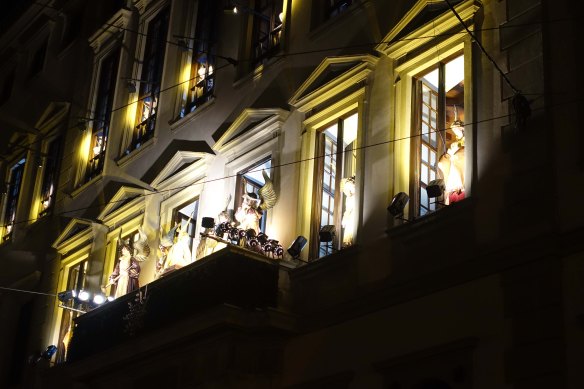 christmas-choir-on-balcony-cu