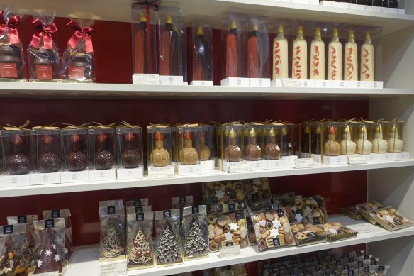dichtl-shelves-of-choccies