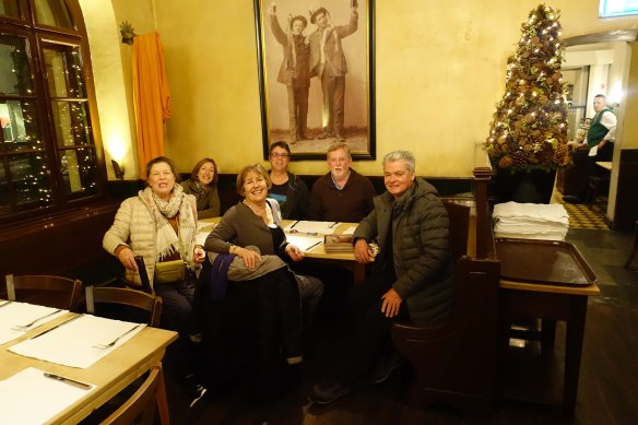 group-at-last-dinner