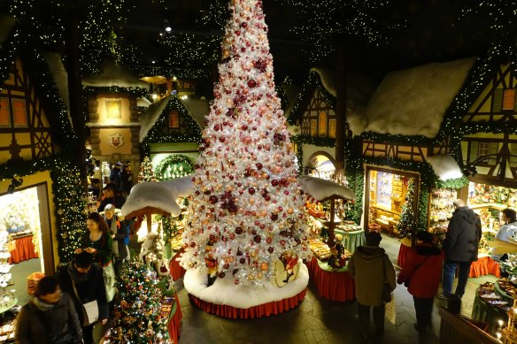 int-christmas-shop-with-tree