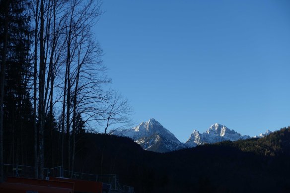 snowcapped-mountains-in-distance